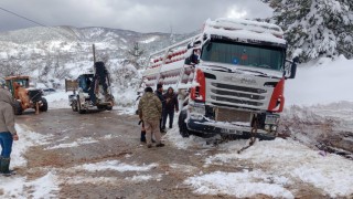 Doğalgaz tüpleri taşıyan tır şarampole yan yattı