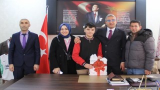 Doğubayazıtta başarılı öğrenciye ödül verildi