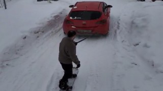 Doktordan karla kaplı sokaklarda ‘snowboard gösterisi