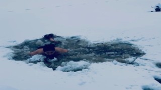 Donmuş göle girdi: Keyif amaçlı yaptık bayağı viral oldu