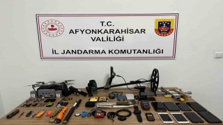 Dron ile güvenlik önlemi alıp define arayan şahısları jandarma yakaladı