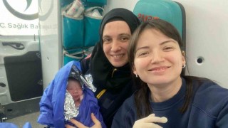Dünyaya gözlerini ambulansta açtı