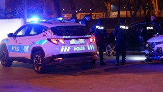 Dur ihtarına uymadı, aracını polislerin üstüne sürdü