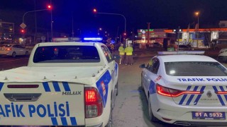 Dur ihtarına uymayan şahıs polise çarpıp kaçtı, polis ağır yaralandı
