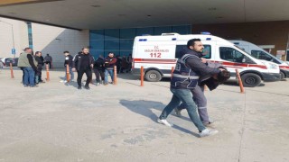‘Dur ihtarına uymayıp polise çarptı.. Polisin yaralandığı anlar kamerada