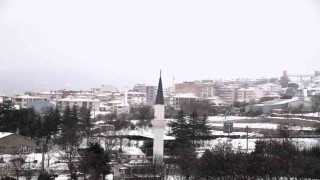 Dursunbey ilçesi beyaza büründü