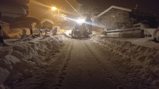Düzcede kardan kapanan yollar açılıyor