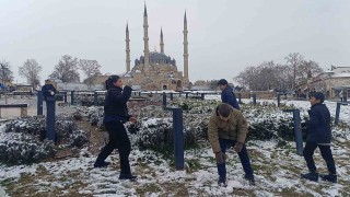 Edirne beyaza büründü, çocuklar karın tadını çıkardı