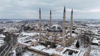 Edirnede karla kaplı Selimiye Camiinde kartpostallık görüntüler