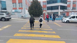 Edirnede okul polisi öğrencilere güven verirken yayalara yol vermeyen araçları da tespit etti