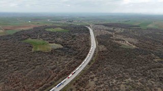Edirnede tır sürücüleri dondurucu soğukta kilometrelerce uzunluktaki sıralarda bekliyor