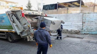 Efelerde belediye ekiplerince temizlik aksamıyor