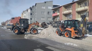 Ekipler tonlarca karı ilçe dışına taşıyor