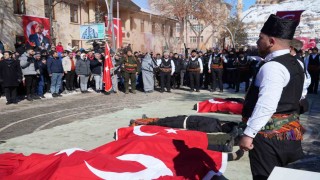 Eksi 15 derece havada yapılan kurtuluş gösterisi 107 yıl önce yaşananları gözler önüne serdi