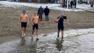 Eksi 3 derecede İznik Gölüne girdiler