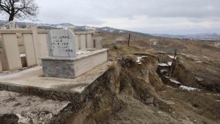 Elazığda 35 kabrin bulunduğu mezarlıkta heyelan