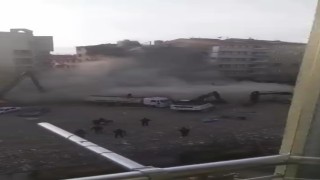 Elazığda ağır hasarlı bina tek dokunuşla yerle bir oldu