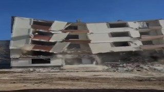 Elazığda ağır hasarlı bina tek dokunuşla yıkıldı