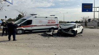 Elazığda ambulans ile otomobil çarpıştı: 2 yaralı