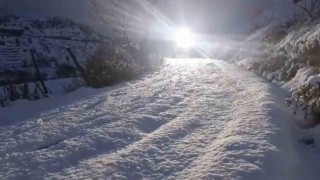 Elazığda aracı ile karda mahsur kalan vatandaş kurtarıldı