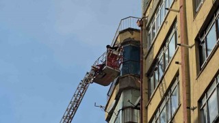 Elazığda binanın dış cephe sıvaları döküldü, itfaiye ve polis alarma geçti