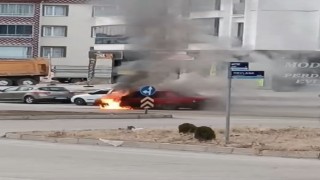 Elazığda Fiat Tofaş araç alev alev yandı