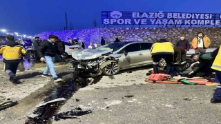 Elazığda iki otomobil çarpıştı: 2si ağır 3 yaralı