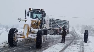 Elazığda kar yağışında yolda kalan tırlar, ekipler tarafından kurtarıldı