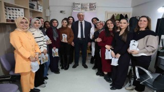 Elazığda kursiyer kadınlara hediye verildi