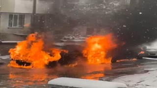 Elazığda park halindeki araçlar, alev topuna döndü