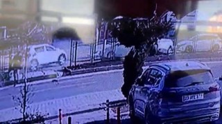 Elazığdaki trafik kazası kameralara yansıdı: Aracın altında kalmaktan son anda kurtuldu