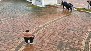 Elinde kesici aletle yarı çıplak halde belediyenin kapısına dayandı