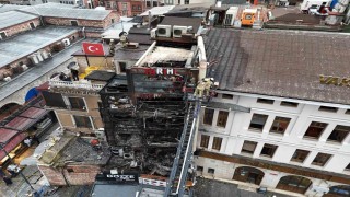 Eminönünde 5 katlı restoran alevlere teslim oldu
