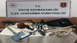 Ercişte kaçak kazı yapan 4 kişi suçüstü yakalandı