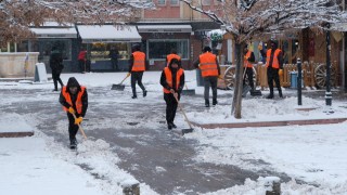 Erzincanda belediye ekipleri kar küreme çalışması yaptı
