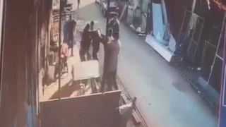 Erzincanda iki esnaf arasında tekme tokatlı kavga güvenlik kamerasına yansıdı