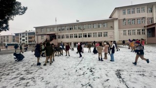 Erzincanda kar yağışı görsel şölen oluşturdu: beyaza bürünen kentte çocuklar kartopu oynadı