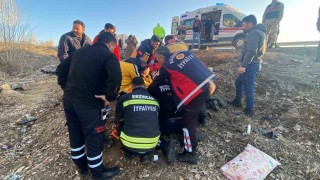 Erzincanda otomobil şarampole devrildi: 4 yaralı