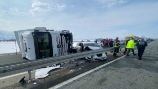 Erzincanda tır ile otomobil çarpıştı: 3 yaralı