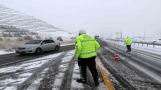Erzincanda trafik polisleri 7/24 vatandaşların yardımına koşuyor