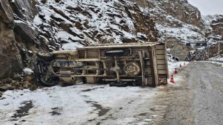 Erzurumda kamyonet kayalıklara çarptı: 1 yaralı