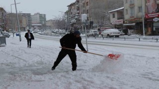 Erzurumda kar yağışı ilçeleri adeta felç etti