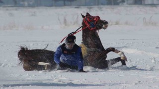Erzurumdaki at yarışları yürekleri ağızlara getirdi