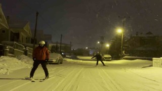 Erzurumun cadde ve sokakları kayak pistine döndü