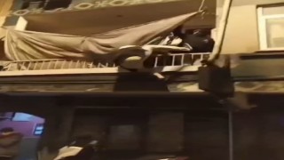 Esenlerdeki yangında balkondan böyle atladılar