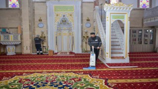 Esenyurtta ibadethaneler dip köşe temizleniyor