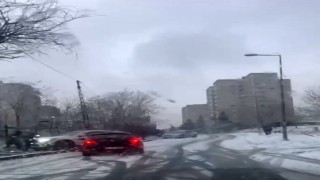 Esenyurtta karlı yolda feci kaza kamerada: Kayan otomobil 2 öğretmene çarptı