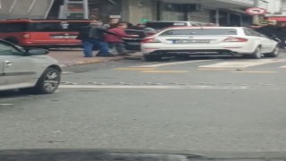 Esenyurtta kocasına sinirlenen kadın, arabayı çekiçle pert etti
