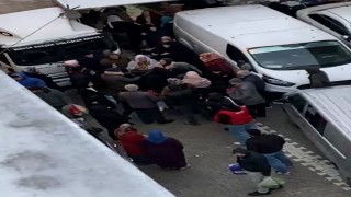 Esenyurtta pazarda hırsızlık yapan kadın suçüstü yakalandı: O anlar kamerada