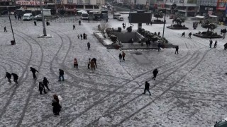 Esenyurtta polis ile vatandaşlar kar topu oynadı